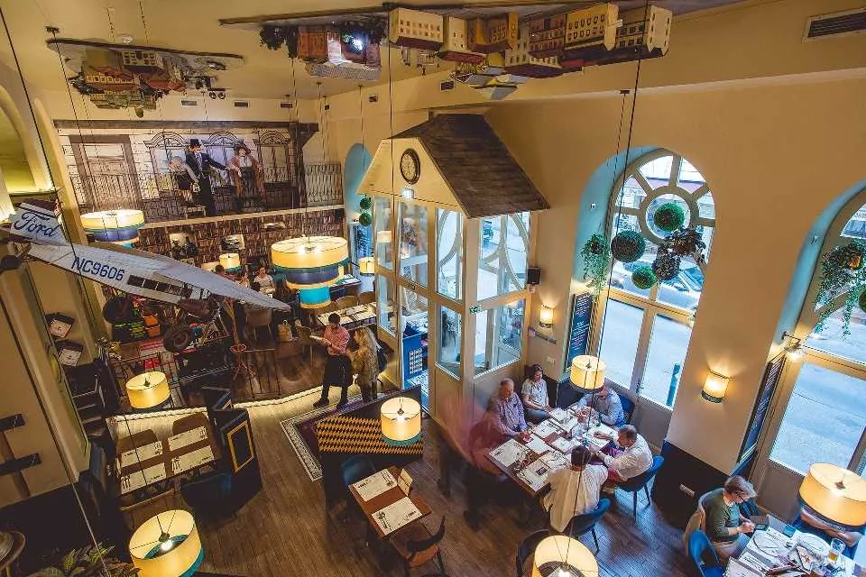 VakVarjú Restaurant