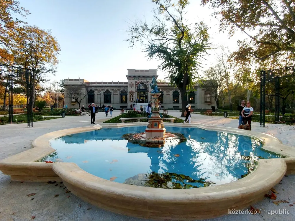 Zsolnay Fountain and Rose Garden